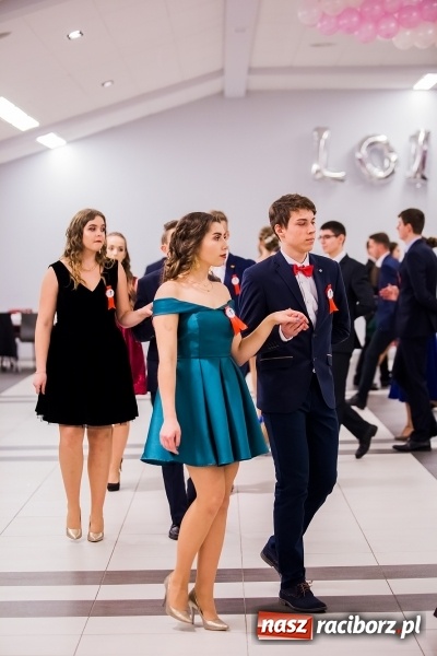 Zdjęcie w galerii na portalu naszraciborz.pl: Poloneza czas zacząć. I LO bawi się w Zakrzowie wiadomości z regionu