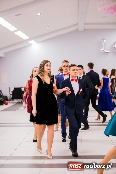 Zdjęcie w galerii na portalu naszraciborz.pl: Poloneza czas zacząć. I LO bawi się w Zakrzowie wiadomości z regionu