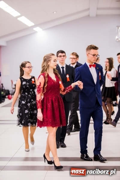 Zdjęcie w galerii na portalu naszraciborz.pl: Poloneza czas zacząć. I LO bawi się w Zakrzowie wiadomości z regionu