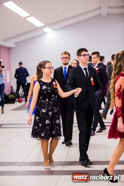 Zdjęcie w galerii na portalu naszraciborz.pl: Poloneza czas zacząć. I LO bawi się w Zakrzowie wiadomości z regionu