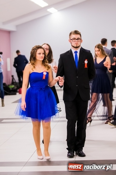 Zdjęcie w galerii na portalu naszraciborz.pl: Poloneza czas zacząć. I LO bawi się w Zakrzowie wiadomości z regionu