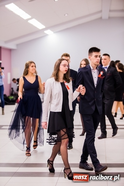 Zdjęcie w galerii na portalu naszraciborz.pl: Poloneza czas zacząć. I LO bawi się w Zakrzowie wiadomości z regionu