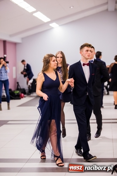 Zdjęcie w galerii na portalu naszraciborz.pl: Poloneza czas zacząć. I LO bawi się w Zakrzowie wiadomości z regionu