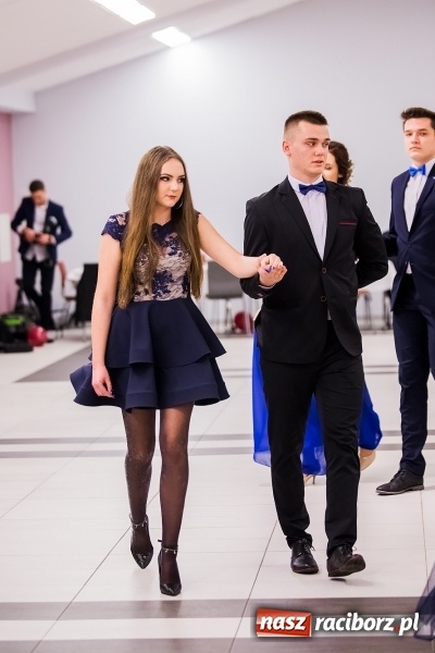 Zdjęcie w galerii na portalu naszraciborz.pl: Poloneza czas zacząć. I LO bawi się w Zakrzowie wiadomości z regionu