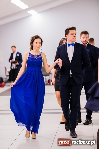 Zdjęcie w galerii na portalu naszraciborz.pl: Poloneza czas zacząć. I LO bawi się w Zakrzowie wiadomości z regionu