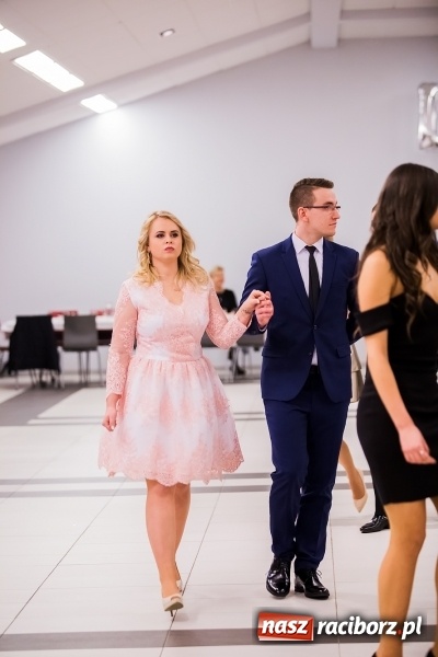 Zdjęcie w galerii na portalu naszraciborz.pl: Poloneza czas zacząć. I LO bawi się w Zakrzowie wiadomości z regionu