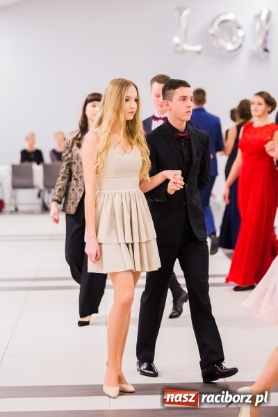 Zdjęcie w galerii na portalu naszraciborz.pl: Poloneza czas zacząć. I LO bawi się w Zakrzowie wiadomości z regionu