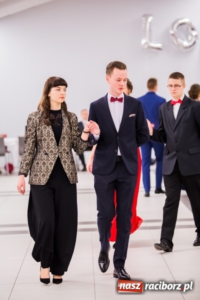 Zdjęcie w galerii na portalu naszraciborz.pl: Poloneza czas zacząć. I LO bawi się w Zakrzowie wiadomości z regionu