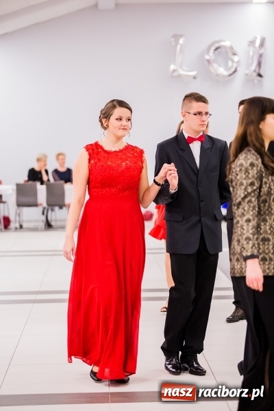 Zdjęcie w galerii na portalu naszraciborz.pl: Poloneza czas zacząć. I LO bawi się w Zakrzowie wiadomości z regionu