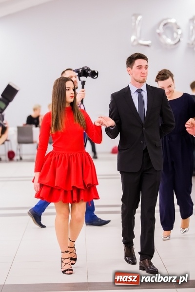 Zdjęcie w galerii na portalu naszraciborz.pl: Poloneza czas zacząć. I LO bawi się w Zakrzowie wiadomości z regionu