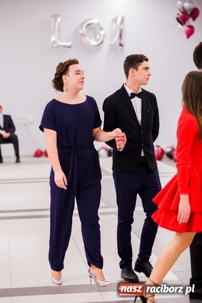 Zdjęcie w galerii na portalu naszraciborz.pl: Poloneza czas zacząć. I LO bawi się w Zakrzowie wiadomości z regionu