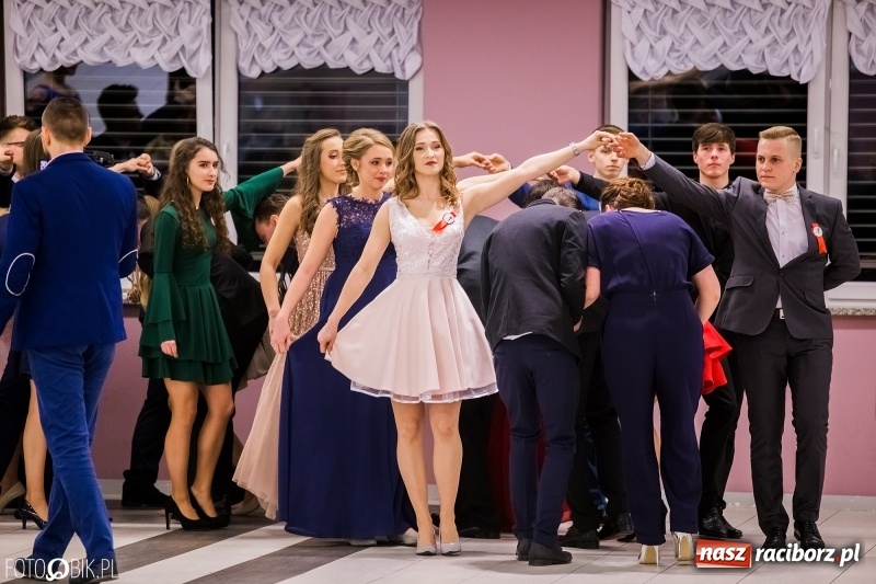 Zdjęcie w galerii na portalu naszraciborz.pl: Poloneza czas zacząć. I LO bawi się w Zakrzowie wiadomości z regionu