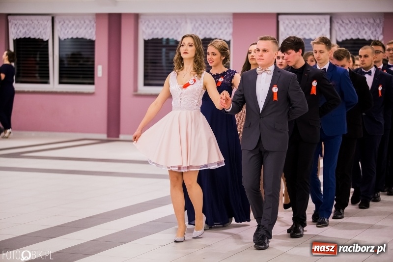 Zdjęcie w galerii na portalu naszraciborz.pl: Poloneza czas zacząć. I LO bawi się w Zakrzowie wiadomości z regionu