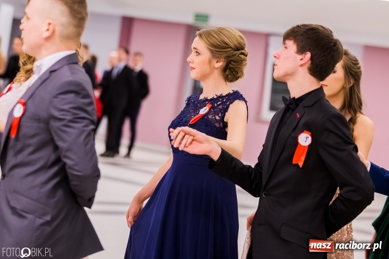 Zdjęcie w galerii na portalu naszraciborz.pl: Poloneza czas zacząć. I LO bawi się w Zakrzowie wiadomości z regionu