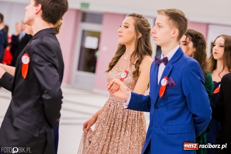 Zdjęcie w galerii na portalu naszraciborz.pl: Poloneza czas zacząć. I LO bawi się w Zakrzowie wiadomości z regionu