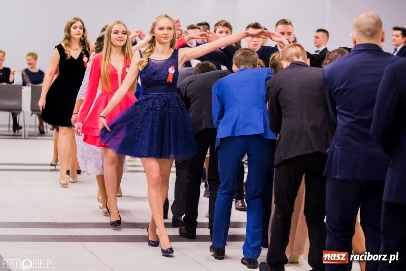 Zdjęcie w galerii na portalu naszraciborz.pl: Poloneza czas zacząć. I LO bawi się w Zakrzowie wiadomości z regionu