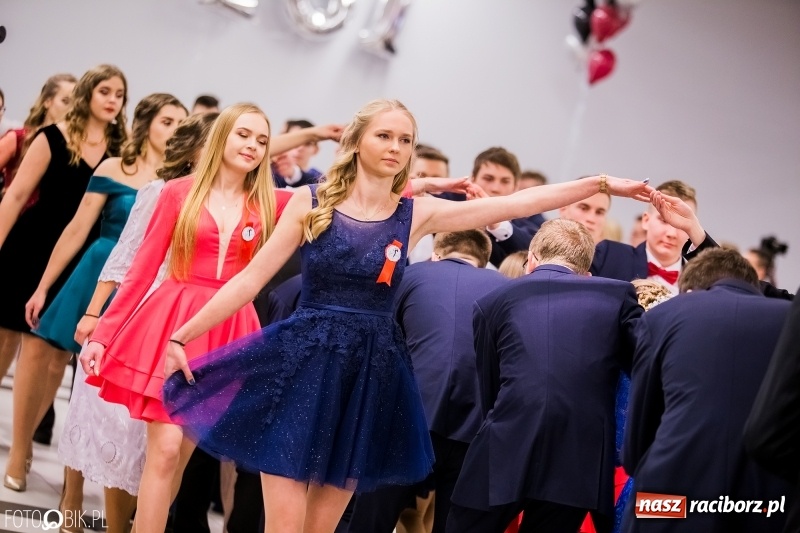 Zdjęcie w galerii na portalu naszraciborz.pl: Poloneza czas zacząć. I LO bawi się w Zakrzowie wiadomości z regionu