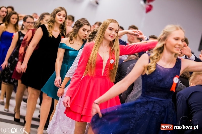 Zdjęcie w galerii na portalu naszraciborz.pl: Poloneza czas zacząć. I LO bawi się w Zakrzowie wiadomości z regionu