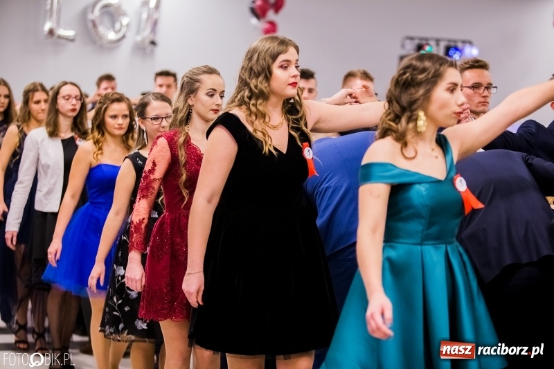 Zdjęcie w galerii na portalu naszraciborz.pl: Poloneza czas zacząć. I LO bawi się w Zakrzowie wiadomości z regionu