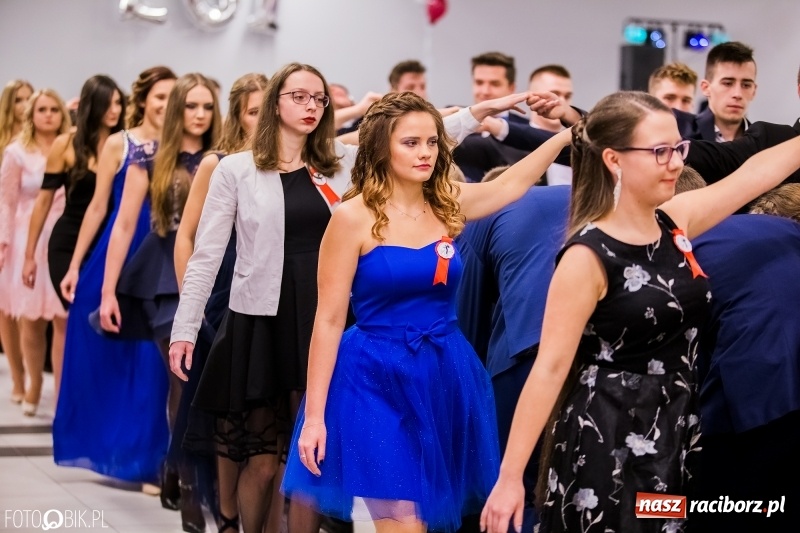 Zdjęcie w galerii na portalu naszraciborz.pl: Poloneza czas zacząć. I LO bawi się w Zakrzowie wiadomości z regionu