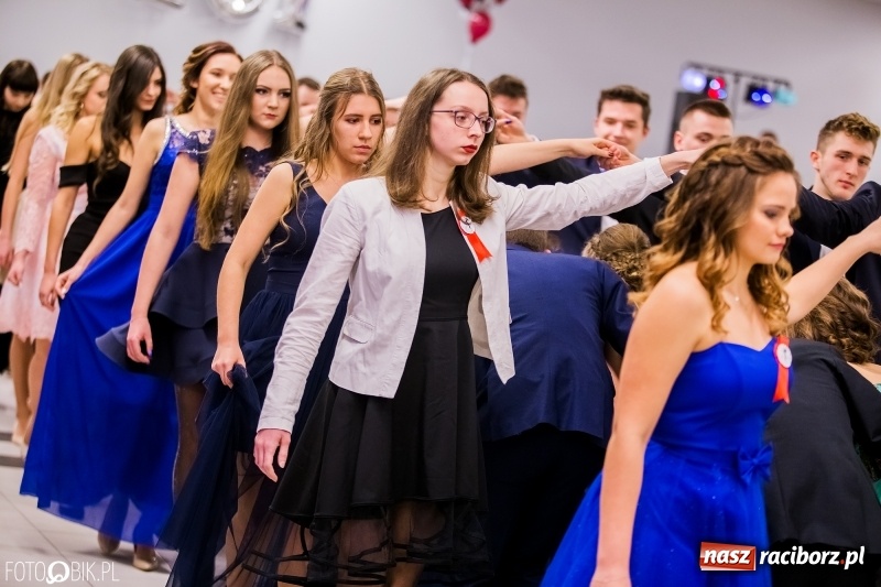 Zdjęcie w galerii na portalu naszraciborz.pl: Poloneza czas zacząć. I LO bawi się w Zakrzowie wiadomości z regionu