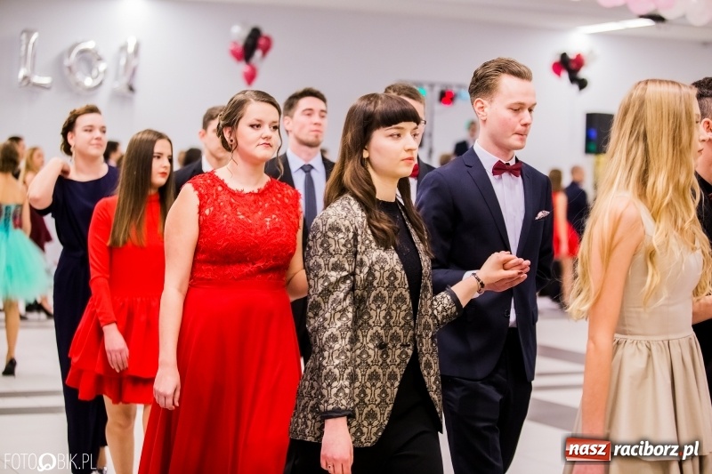 Zdjęcie w galerii na portalu naszraciborz.pl: Poloneza czas zacząć. I LO bawi się w Zakrzowie wiadomości z regionu