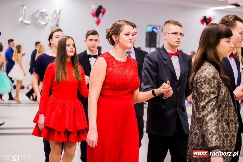 Zdjęcie w galerii na portalu naszraciborz.pl: Poloneza czas zacząć. I LO bawi się w Zakrzowie wiadomości z regionu