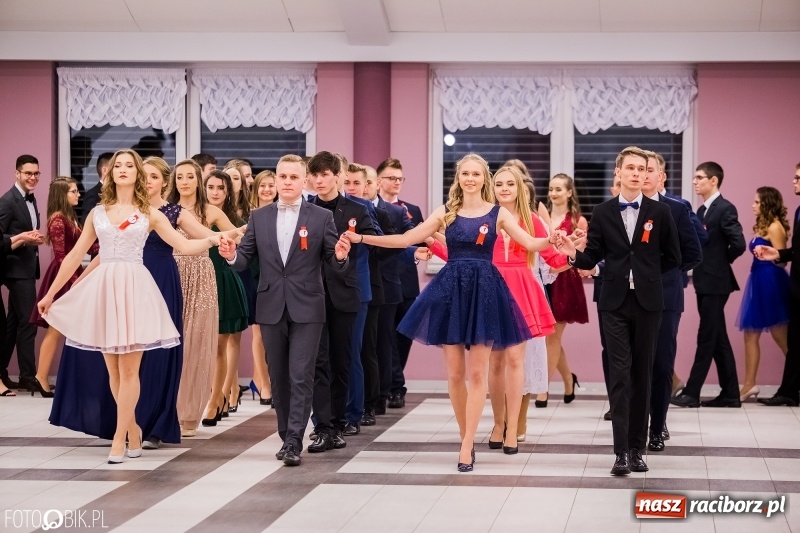 Zdjęcie w galerii na portalu naszraciborz.pl: Poloneza czas zacząć. I LO bawi się w Zakrzowie wiadomości z regionu