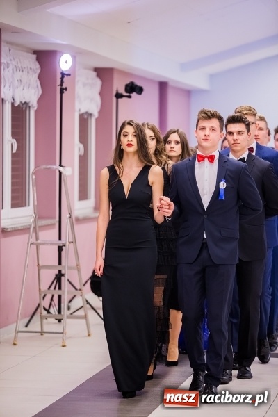 Zdjęcie w galerii na portalu naszraciborz.pl: Poloneza czas zacząć. I LO bawi się w Zakrzowie wiadomości z regionu