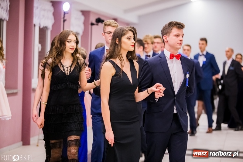 Zdjęcie w galerii na portalu naszraciborz.pl: Poloneza czas zacząć. I LO bawi się w Zakrzowie wiadomości z regionu