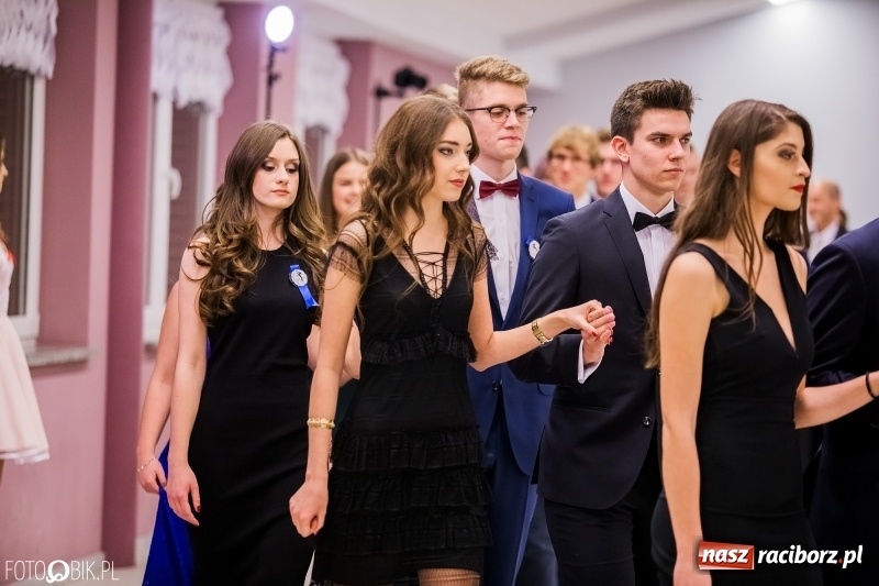 Zdjęcie w galerii na portalu naszraciborz.pl: Poloneza czas zacząć. I LO bawi się w Zakrzowie wiadomości z regionu