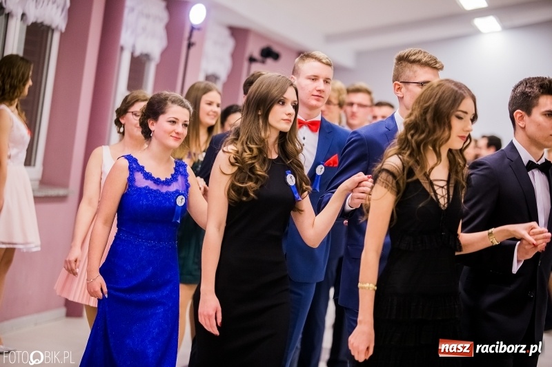 Zdjęcie w galerii na portalu naszraciborz.pl: Poloneza czas zacząć. I LO bawi się w Zakrzowie wiadomości z regionu