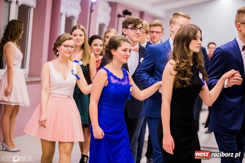 Zdjęcie w galerii na portalu naszraciborz.pl: Poloneza czas zacząć. I LO bawi się w Zakrzowie wiadomości z regionu