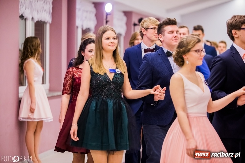 Zdjęcie w galerii na portalu naszraciborz.pl: Poloneza czas zacząć. I LO bawi się w Zakrzowie wiadomości z regionu