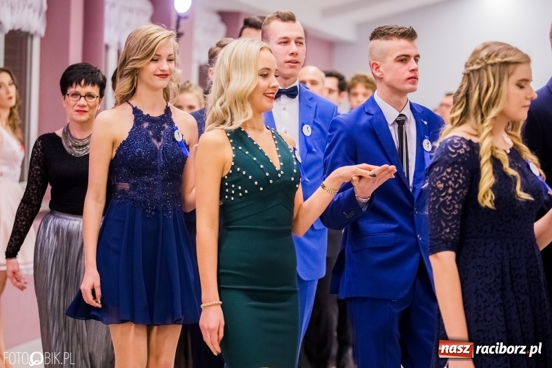 Zdjęcie w galerii na portalu naszraciborz.pl: Poloneza czas zacząć. I LO bawi się w Zakrzowie wiadomości z regionu