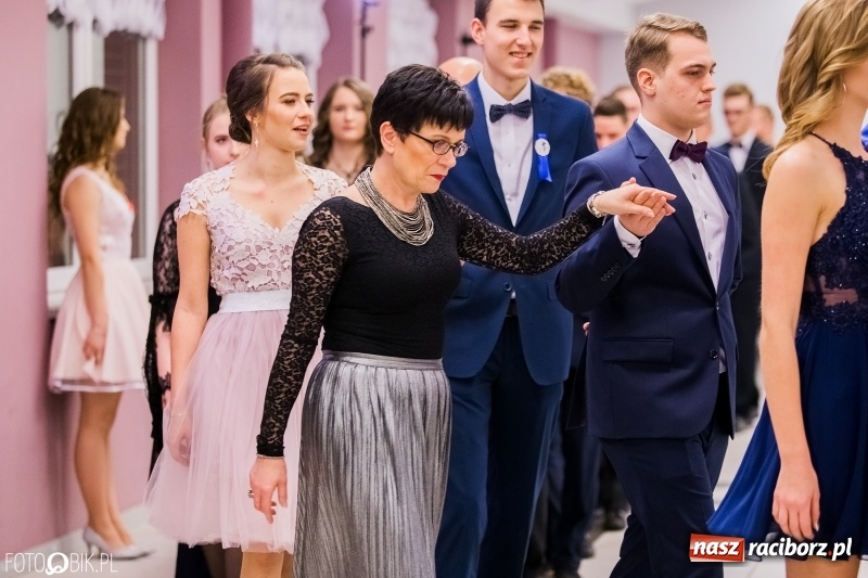 Zdjęcie w galerii na portalu naszraciborz.pl: Poloneza czas zacząć. I LO bawi się w Zakrzowie wiadomości z regionu