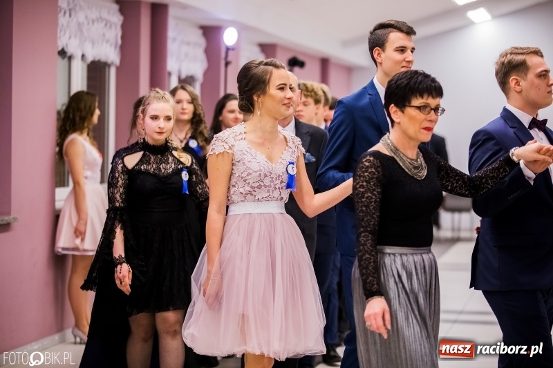 Zdjęcie w galerii na portalu naszraciborz.pl: Poloneza czas zacząć. I LO bawi się w Zakrzowie wiadomości z regionu