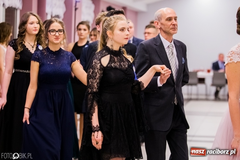 Zdjęcie w galerii na portalu naszraciborz.pl: Poloneza czas zacząć. I LO bawi się w Zakrzowie wiadomości z regionu