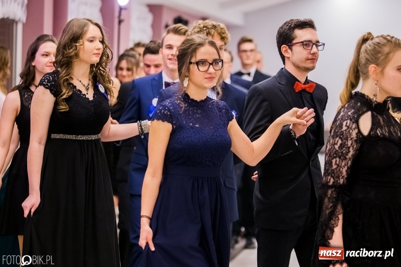 Zdjęcie w galerii na portalu naszraciborz.pl: Poloneza czas zacząć. I LO bawi się w Zakrzowie wiadomości z regionu