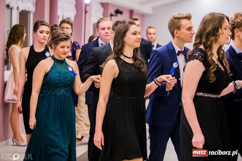 Zdjęcie w galerii na portalu naszraciborz.pl: Poloneza czas zacząć. I LO bawi się w Zakrzowie wiadomości z regionu