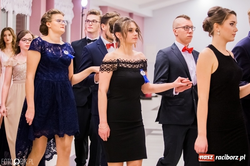 Zdjęcie w galerii na portalu naszraciborz.pl: Poloneza czas zacząć. I LO bawi się w Zakrzowie wiadomości z regionu