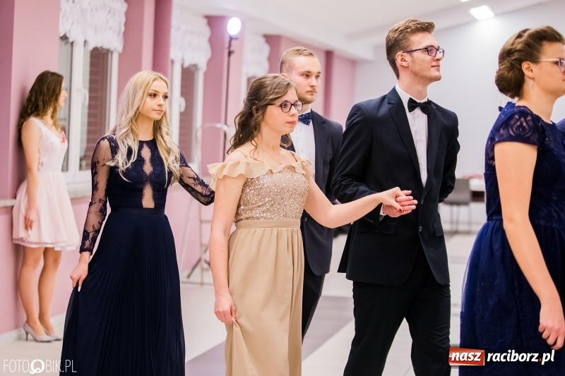 Zdjęcie w galerii na portalu naszraciborz.pl: Poloneza czas zacząć. I LO bawi się w Zakrzowie wiadomości z regionu