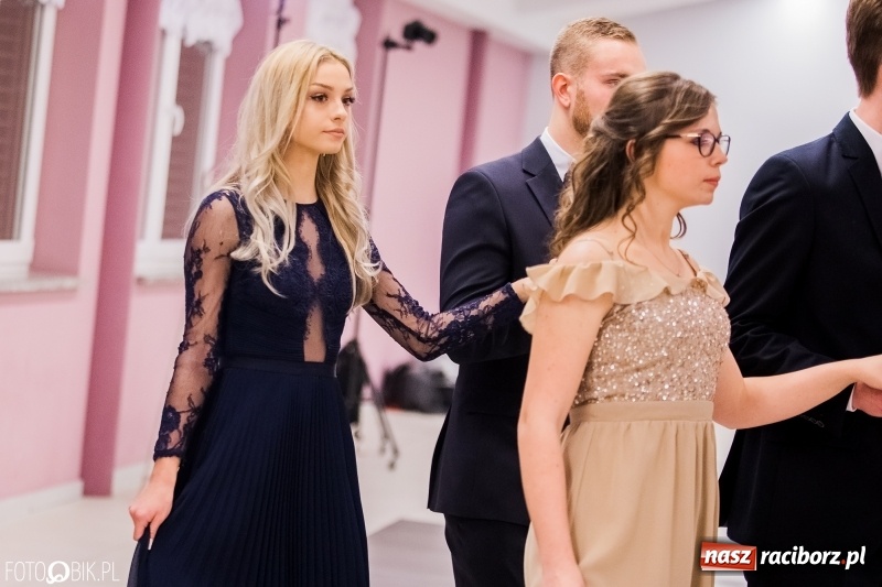 Zdjęcie w galerii na portalu naszraciborz.pl: Poloneza czas zacząć. I LO bawi się w Zakrzowie wiadomości z regionu