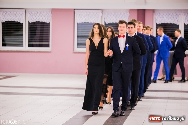 Zdjęcie w galerii na portalu naszraciborz.pl: Poloneza czas zacząć. I LO bawi się w Zakrzowie wiadomości z regionu