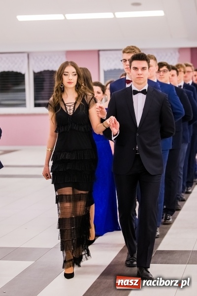 Zdjęcie w galerii na portalu naszraciborz.pl: Poloneza czas zacząć. I LO bawi się w Zakrzowie wiadomości z regionu