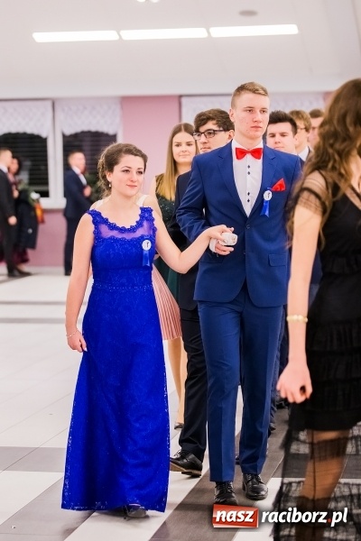 Zdjęcie w galerii na portalu naszraciborz.pl: Poloneza czas zacząć. I LO bawi się w Zakrzowie wiadomości z regionu