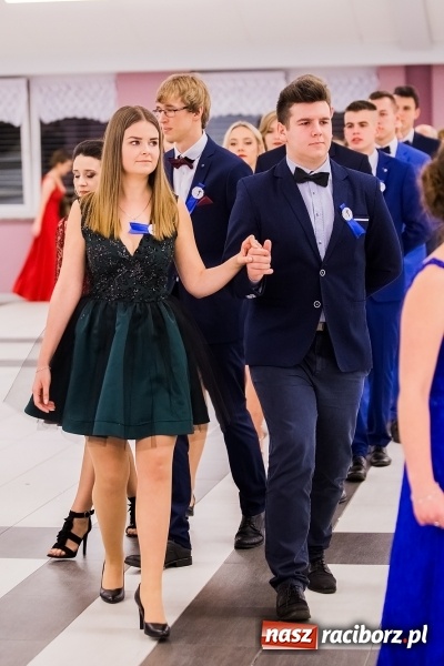 Zdjęcie w galerii na portalu naszraciborz.pl: Poloneza czas zacząć. I LO bawi się w Zakrzowie wiadomości z regionu