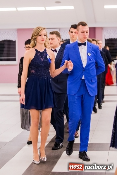 Zdjęcie w galerii na portalu naszraciborz.pl: Poloneza czas zacząć. I LO bawi się w Zakrzowie wiadomości z regionu