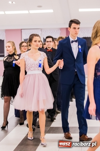 Zdjęcie w galerii na portalu naszraciborz.pl: Poloneza czas zacząć. I LO bawi się w Zakrzowie wiadomości z regionu