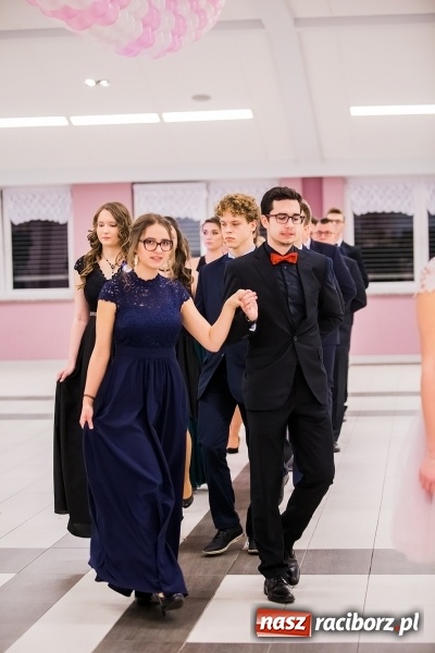 Zdjęcie w galerii na portalu naszraciborz.pl: Poloneza czas zacząć. I LO bawi się w Zakrzowie wiadomości z regionu